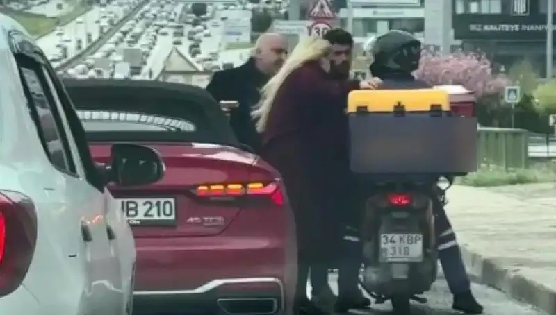 D-100'de Korku Dolu Anlar: Tartıştığı Motokuryeye Silah Çekildi