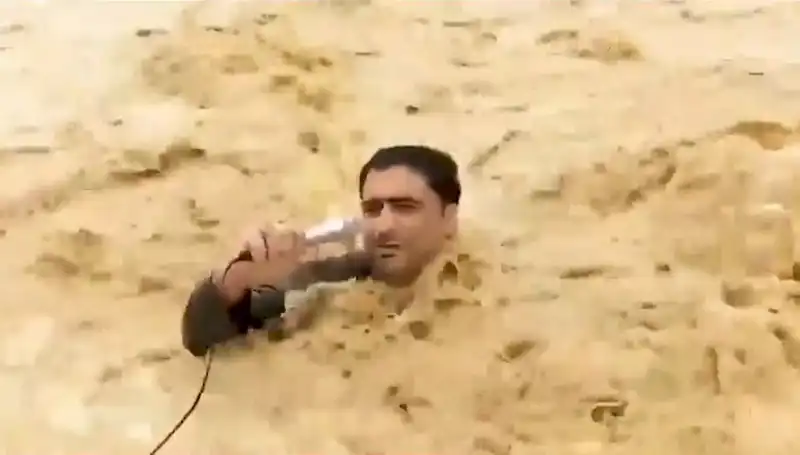Yayın Sırasında Sel Sularına Kapılan Sunucu Gözyaşlarına Boğuldu