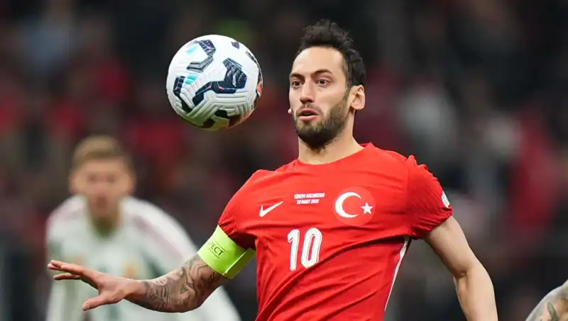 Fenerbahçe'nin Hakan Çalhanoğlu Teklifi: Mourinho'nun Israrı ve Ayrıntılar