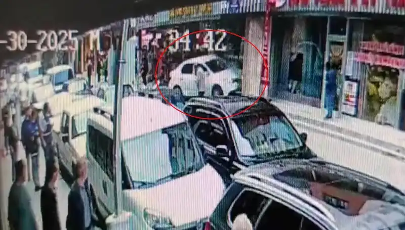 Alkollü Sürücü Mağazaya Dalınca İki Çocuk Hayatını Kurtardı!