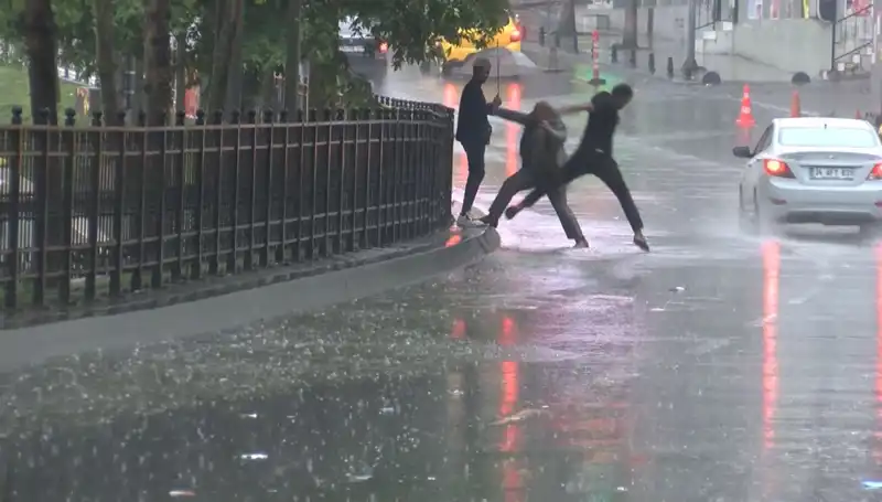 İstanbul ve İzmir İçin Meteorolojiden Turuncu Kodlu Alarm: Neler Olacak?