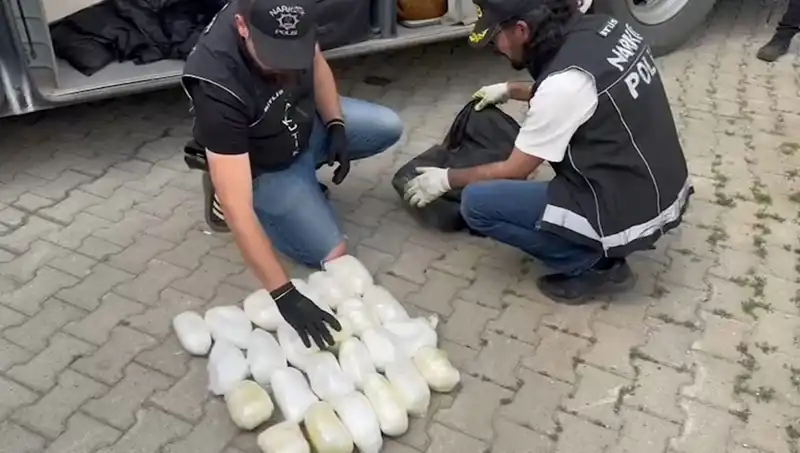 Yolcunun Valizinde Tüyler Ürpertici 13 Kilo Metamfetamin Ele Geçirildi