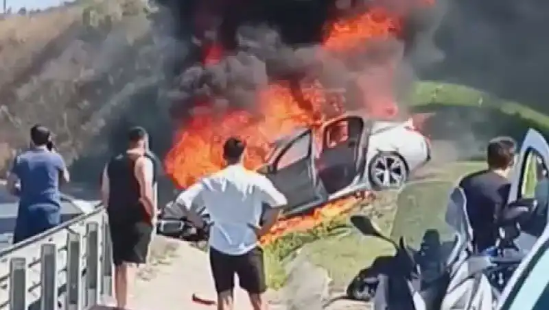 TEM Otoyolu’nda Korkutan Kaza: Otomobil Alev Alev Yandı!