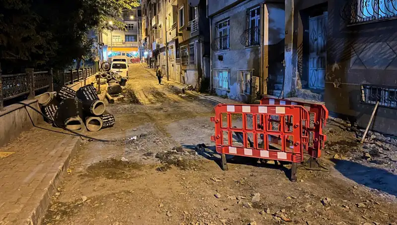 Bayrampaşa’da Altyapı Çalışmaları Sırasında Rögar Kapağı Patladı, Hayat Durma Noktasına Geldi!