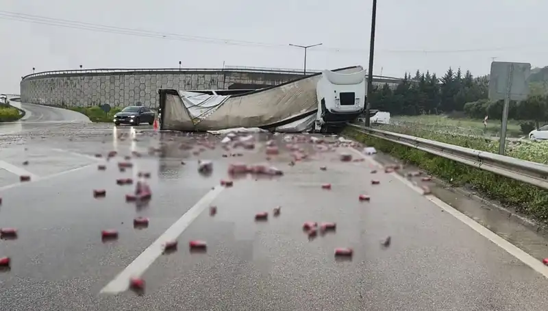 TIR Devrildi: Alkol Yüklü TIR'ın Kazasında Yolu Sular Doldurdu