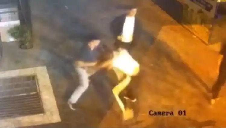 İstanbul Sokaklarında Yürek Ağzına Getiren Tekmeli Yumruklu Kavga Ortaya Çıktı!