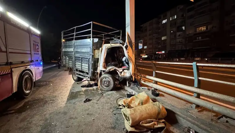 Sürücünün Kamyoneti Yön Tabelasına Çarpması Sonucu Yaralandı