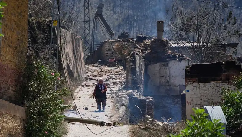 İzmir ve Bilecik'te Yangınların Yaraları: 415 Bina Küle Döndü