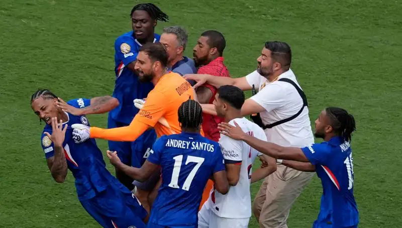 Final Maçında İnanılmaz Olay: Teknik Direktörden Futbolcuya Yumruk Eşliğinde Kavga