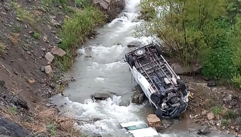 Hakkari'de Minibüs Devrildi: 2 Can Kaybı ve 3 Yaralı