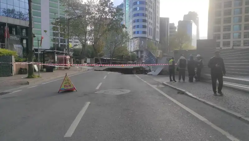 Sarıyer’de Yol Çökmesi: Cadde Trafiğe Kapalı!