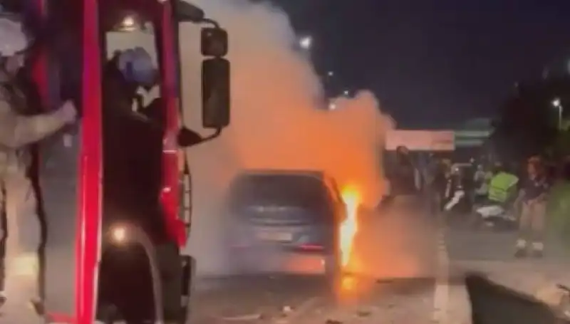 Otoyolda Bariyerlere Çarpan Araçta Yangın Çıktı: Korku Dolu Anlar Yaşandı