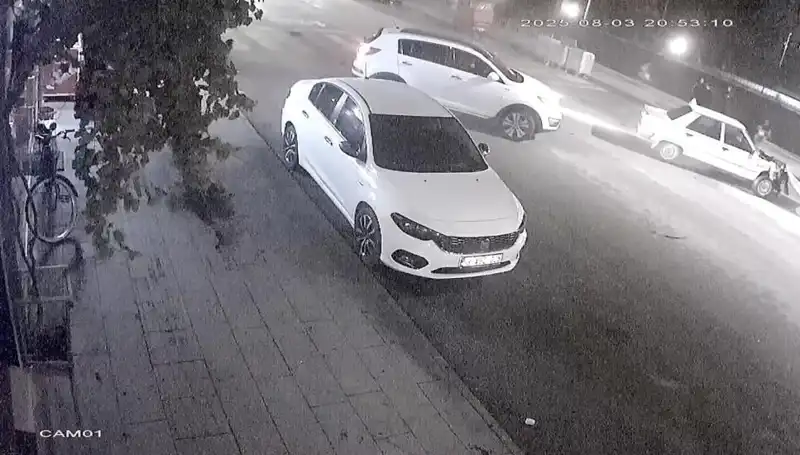 Yayalara Yol Vermek İsteyen Sürücülere Arkadan Çarpma Faciası