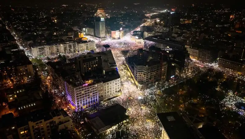 Sırbistan'da Öğrenci Protestoları Patlak Verdi: Belgrad Sokakları Dolu