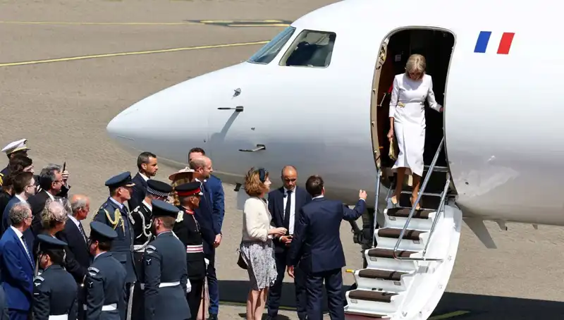 Eşi Brigitte Macron’un Davetinde Şaşırtan An: Neden Elini Havada Bıraktı?