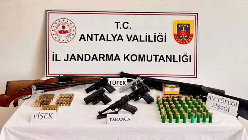 Antalya’da Ruhsatsız Silah Operasyonu: Çok Sayıda Silah Ele Geçirildi