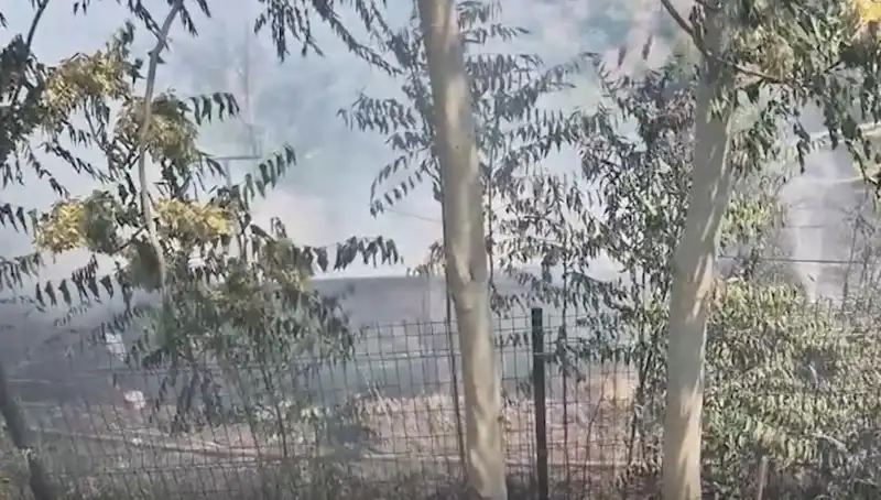 Sultangazi'de Yangın Paniği: Otluk Alan Alev Alev Geldi, Gecekondu Tehlikeye Girdi