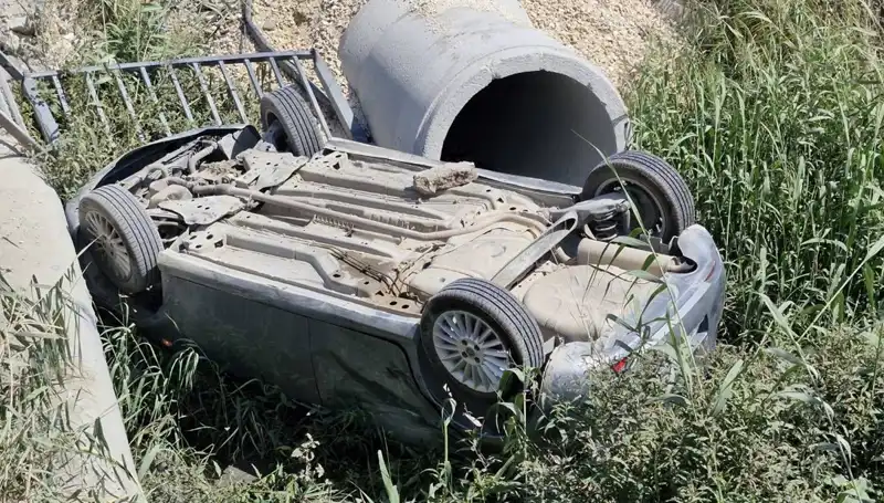 Pikap ile Çarpışan Araç Su Kanalına Devrildi: İki Yaralı Var!