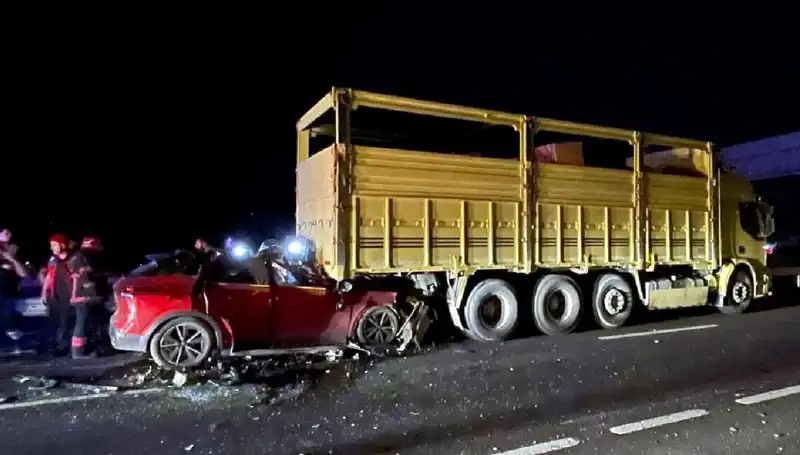 Kamyona Çarpan Aracın Sürücüsünün Hayatını Kaybetmesi Trafiği Alt Üst Etti