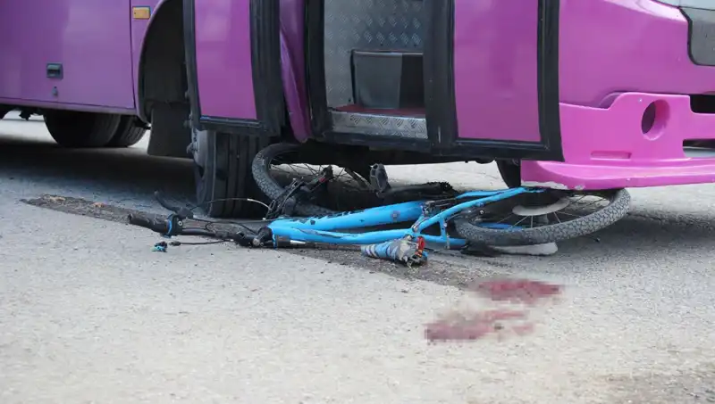 Bisikletiyle Sokağa Fırlayan Çocuk, Otobüsün Altında Kalarak Hayatını Kaybetti!