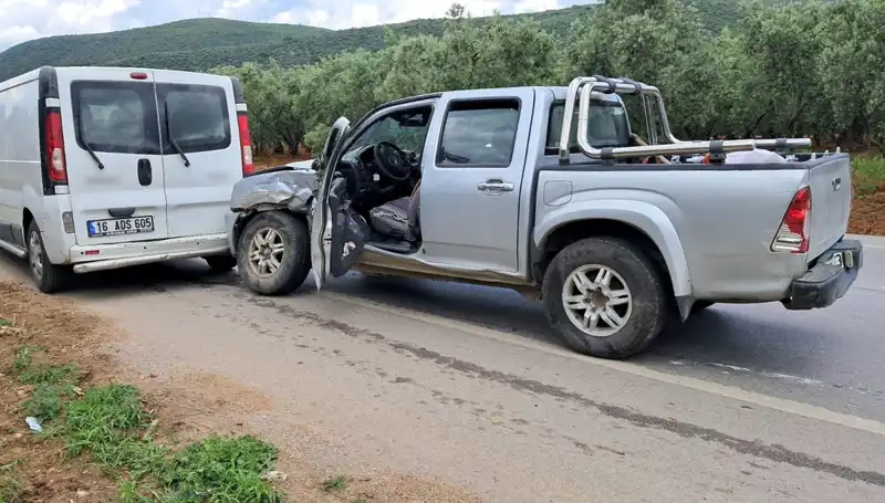 Bursa'da Minibüs ile Kamyonet Çarpıştı: Kazanın Ardından 2 Yaralı