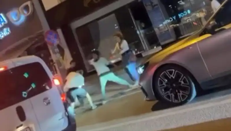 Cadde Boks Ringine Döndü: Yumruklar Havada Uçuştu, İzleyiciler Heyecanla Takip Etti