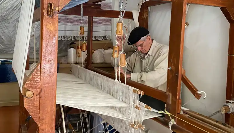 Mesleğini 62 Yıldır Tutkuyla Yapan Usta: İpleri Sanata Dönüştürüyor