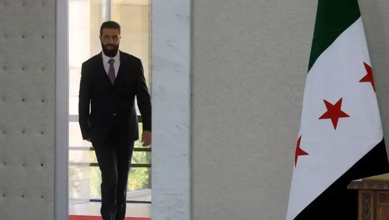 Paris'te Şara-Macron Zirvesi: Fransa, Suriye'nin Yeniden İnşasına Destek Veriyor