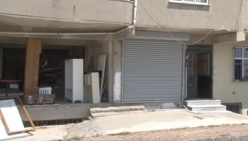 Kiracıların İsyanı: Bina Sahibi Ayakkabıları Çalıyor ve Camlara Taş Atıyor