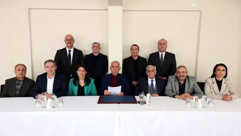 PKK'nın Fesih İlanı: Türkiye'de Terörsüz Bir Gelecek Mi Geliyor?