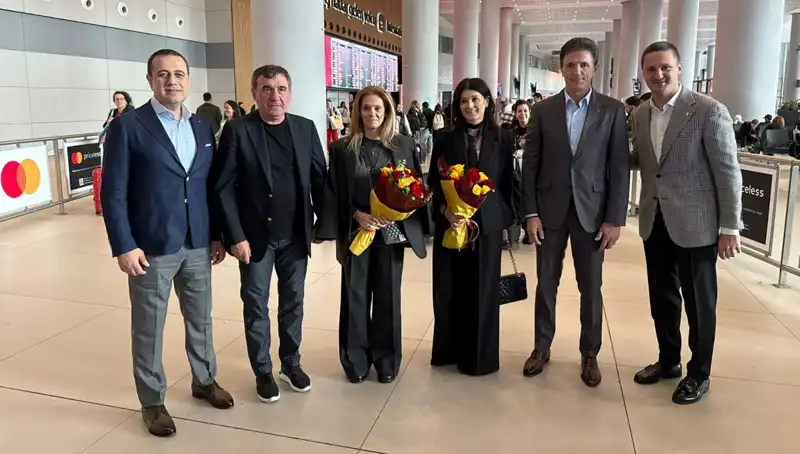 Hagi ve Popescu: İstanbul'da Futbolseverlerle Buluşuyorlar!