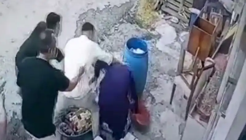 Başakşehir'de Baba ve Oğulun 'Bidon' Kavgası 58 Yaşındaki Kadını Darbetti