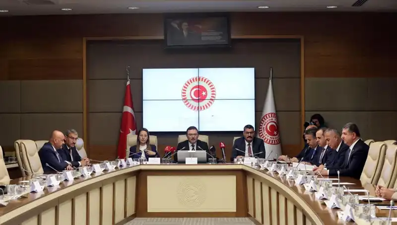 Meclis, Kartalkaya Yangın Faciasını Derinlemesine Araştırıyor: Vali'nin 'Üzülüyor, Ağlama' Sözleri Ne Anlama Geliyor?