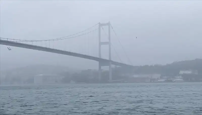İstanbul Boğazı'nda Gemi Trafiği Sisine Takıldı: Neler Oluyor?