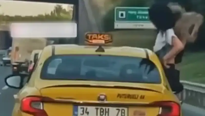 TEM Otoyolu’nda Taksinin Camından Sarkan Ceza Görüntüsü Şaşkınlık Yarattı