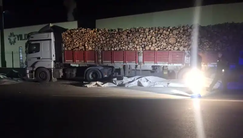 Brandayı Toplayan TIR Sürücüsüne Otomobil Çarptı: Kaza Anı Güvenlik Kamerasında