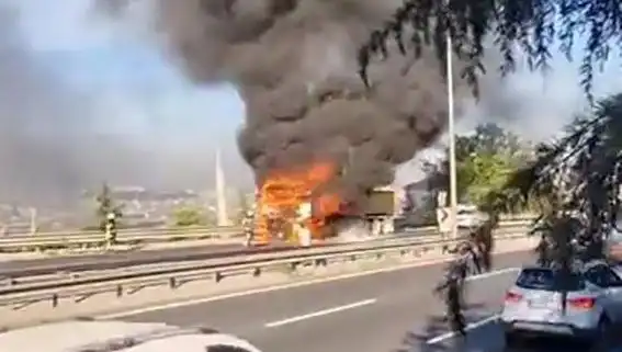 D-100 Karayolunda TIR Yangını: Trafik Kilitlendi, Yolcular Mağdur Oldu
