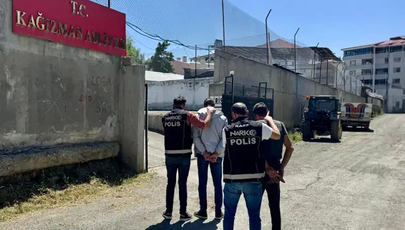 Kars'ta Düzenlenen Uyuşturucu Operasyonu: İki Şüpheli Tutuklandı!